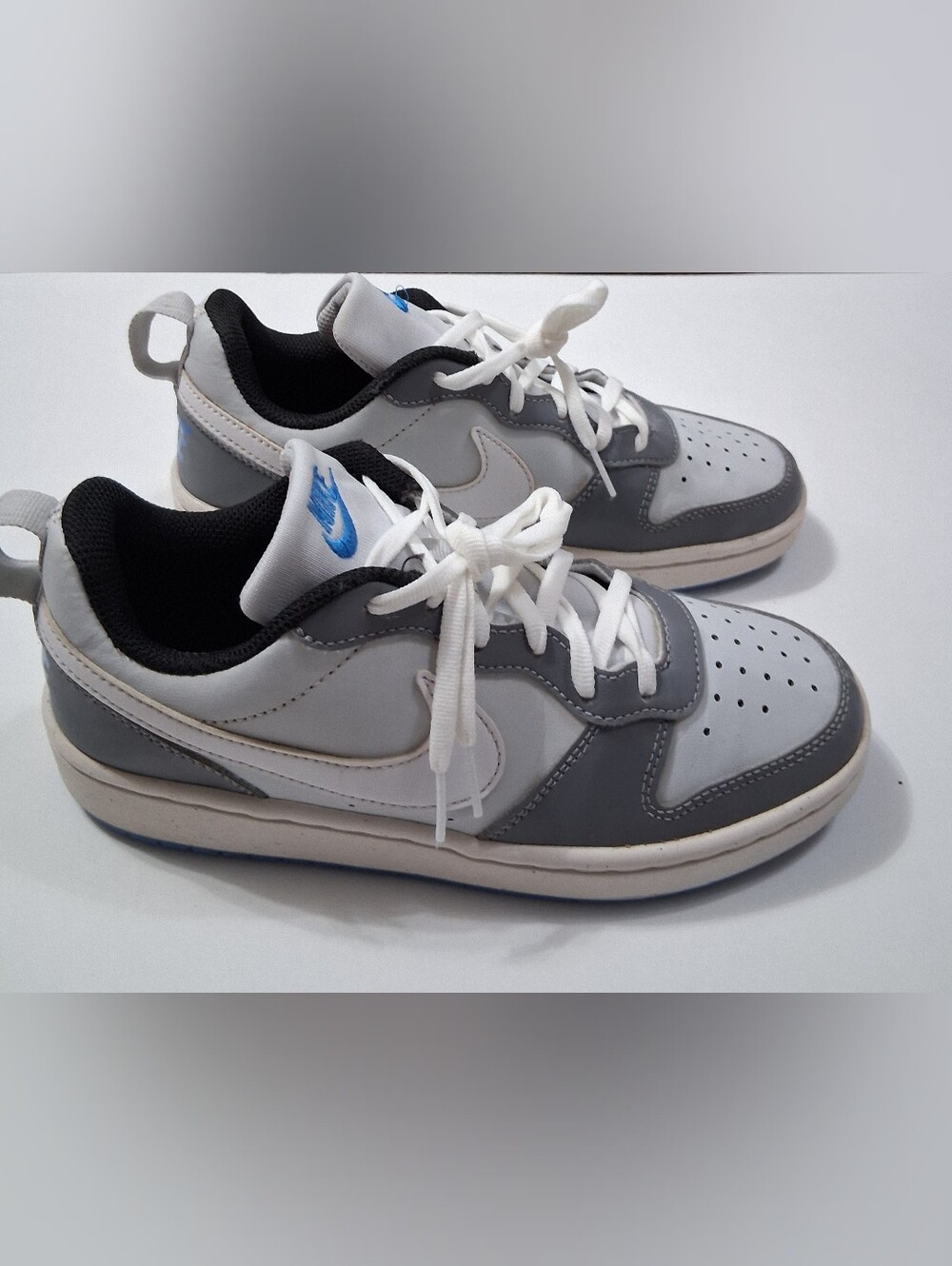 Nike Big Kids Low-Top Sneakers in Gray and White